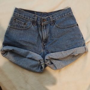 Vintage levi’s mom shorts.